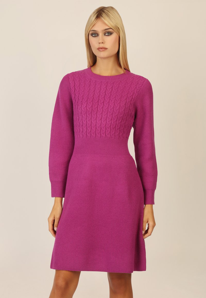 Fuchsienfarbenes Strickkleid mit Zopfmuster am Oberteil, langen Ärmeln und einem ausgestellt geschnittenen Rock. Verfügt über eine gerippte Textur und einen Rundhalsausschnitt.