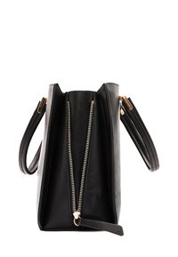 Sac en cuir noir au design structuré, avec une fermeture zippée sur le dessus, deux poignées courtes et des accents en métal.