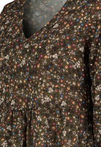 Blumenmusterkleid mit V-Ausschnitt, aus leichtem Stoff gefertigt. Ausgestattet mit kleinen, bunten Blumen auf einem dunkelgrünen Hintergrund.