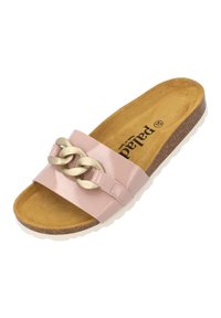 Roze gepatineerde slipper met een brede band met een gouden kettingaccent; gevoerd tan voetbed en witte rubberen zool.