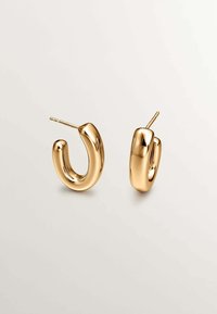 Pendientes de aro de oro con un diseño suave y curvado. Presentan una superficie brillante y un poste delgado para el cierre. La forma única en U añade dimensión.