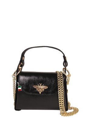 Zwarte leren handtas met gouden bij-embleem, gouden kettingband, klein bovenhandvat en Italiaanse vlagbedel aan de zijkant.
