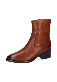 Bottine en cuir marron avec une texture lisse, bout pointu et un talon compensé modeste. Équipée de panneaux latéraux élastiques pour une mise en chaussure facile.