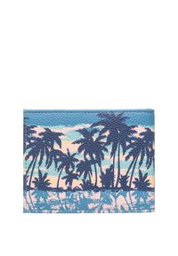 Modrá texturovaná peněženka s potiskem palmového stromu v tmavě modré barvě na pozadí s gradientem pastelových barev, vytvářející tropickou scénu.