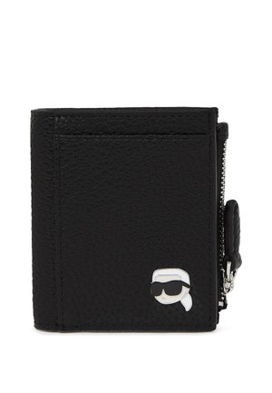 Portefeuille en cuir noir avec une surface texturée, doté d'une fermeture éclair, de poches pour cartes et d'un accent logo en cartoon de couleur argentée.