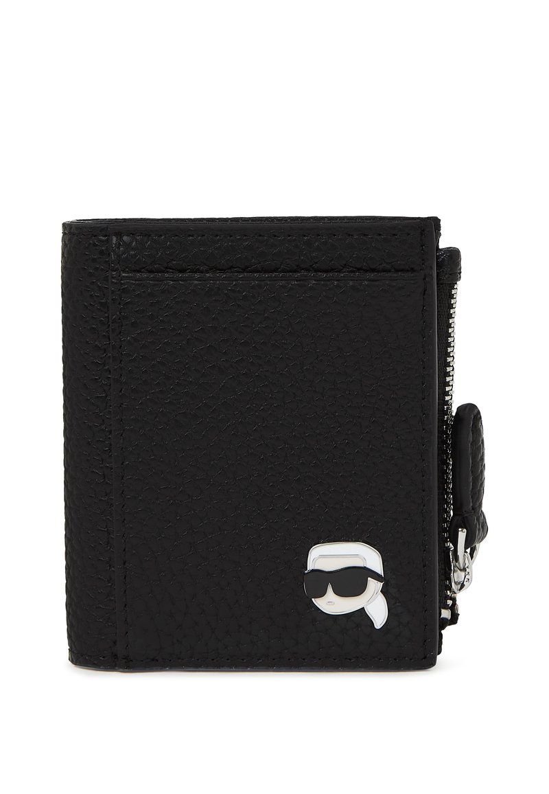 Portefeuille en cuir noir avec une surface texturée, doté d'une fermeture éclair, de poches pour cartes et d'un accent logo en cartoon de couleur argentée.