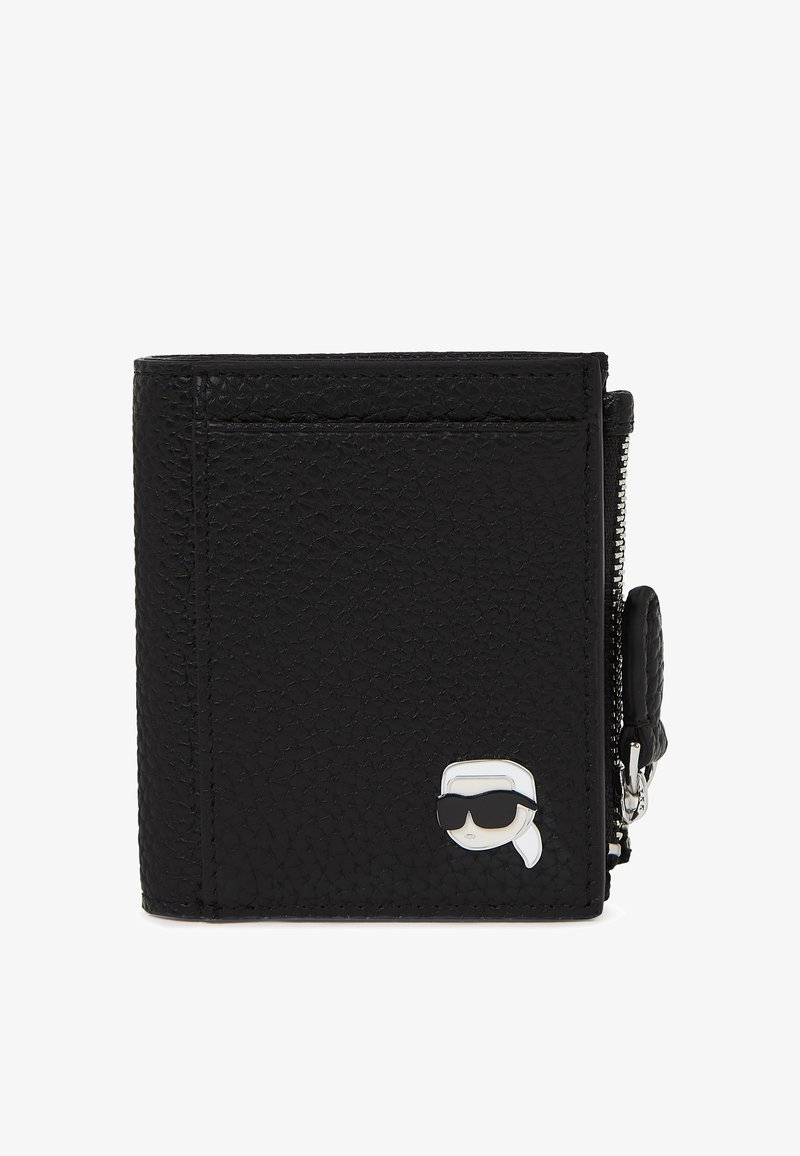 Musta nahast rahakott tekstureeritud pinnaga, millel on lukuga sulgemine, kaardiread ja hõbedane joonislogo aksent.