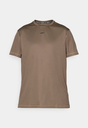 Brun atletisk t-shirt lavet af glat stof, med rund halsudskæring, korte ærmer og et minimalistisk logo på brystet.