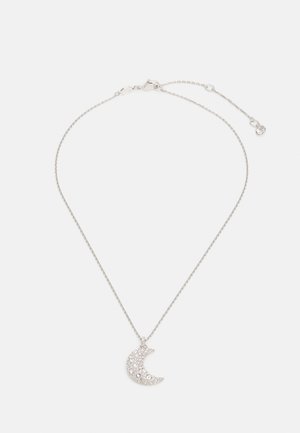 Collana in argento con ciondolo a forma di luna crescente adornato con cristalli trasparenti, che mostra un design delicato e una consistenza scintillante.