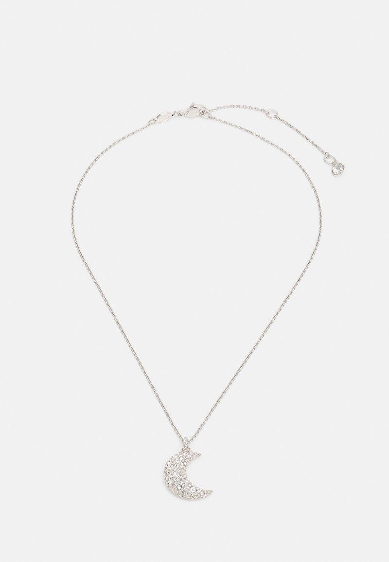 Collier en chaîne argentée avec un pendentif en forme de croissant de lune orné de strass transparents, mettant en valeur un design délicat et une texture étincelante.