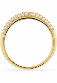 Anello d'oro con una fila di gemme trasparenti lungo il bordo superiore, banda liscia e lucida, forma circolare e design minimalista.