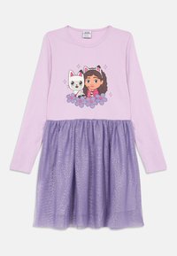 Ljubičasta dolga obleka s dolgimi rokavi, na kateri je risana deklica in mačka, ki nosita mačje ušesa, nad škrlatno bleščečo til skirto.