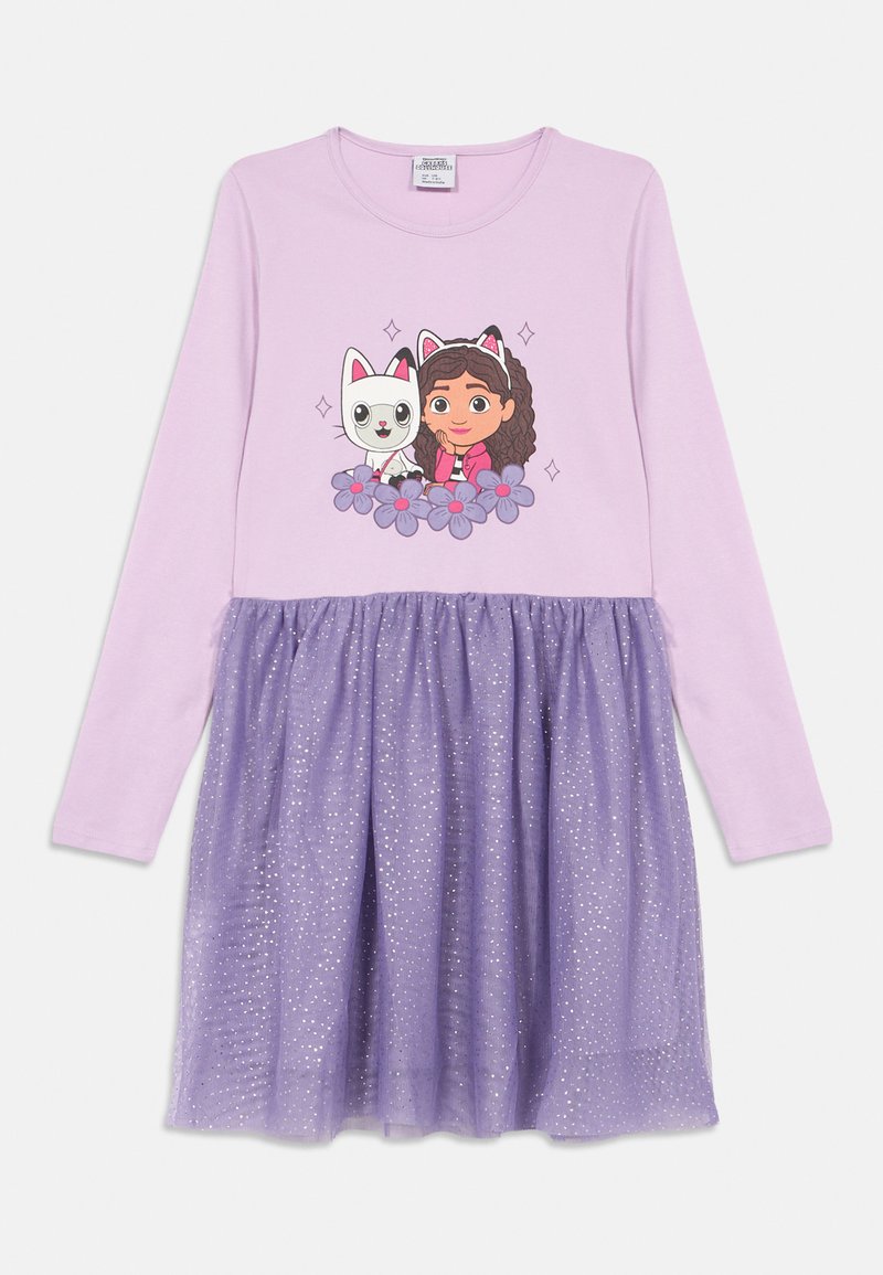 Ljubičasta dolga obleka s dolgimi rokavi, na kateri je risana deklica in mačka, ki nosita mačje ušesa, nad škrlatno bleščečo til skirto.