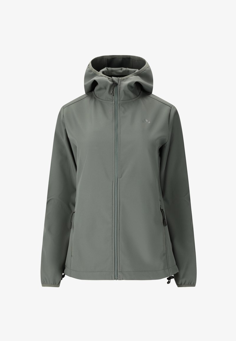 Softshell jas in gedempt groen, met een hoge kraag, verstelbare capuchon, ritsluiting aan de voorkant en zijzakken. Glad, rekbaar materiaal.