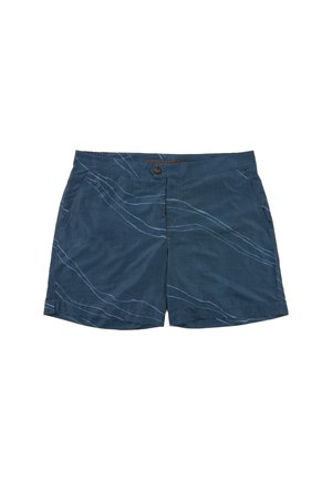 Shorts bleus pour hommes avec motifs abstraits de vagues blanches, fermeture par bouton et poches latérales, posés à plat sur un fond blanc.
