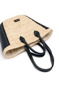 Bolso de tote de paja trenzada con acentos de cuero sintético negro, asas dobles y detalles de clavos dorados a lo largo de los bordes. Diseño de parte superior abierta.
