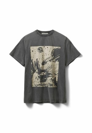 Grå bomulds-T-shirt med et stort, beige, rumtema-grafik med planeter og bjerge, rund hals og korte ærmer.