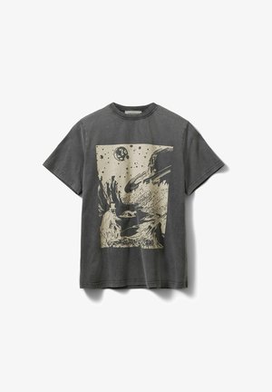 Tricou gri din bumbac cu un grafic mare, bej, cu tematică spațială, ce înfățișează planete și munți, cu gât rotund și mâneci scurte.