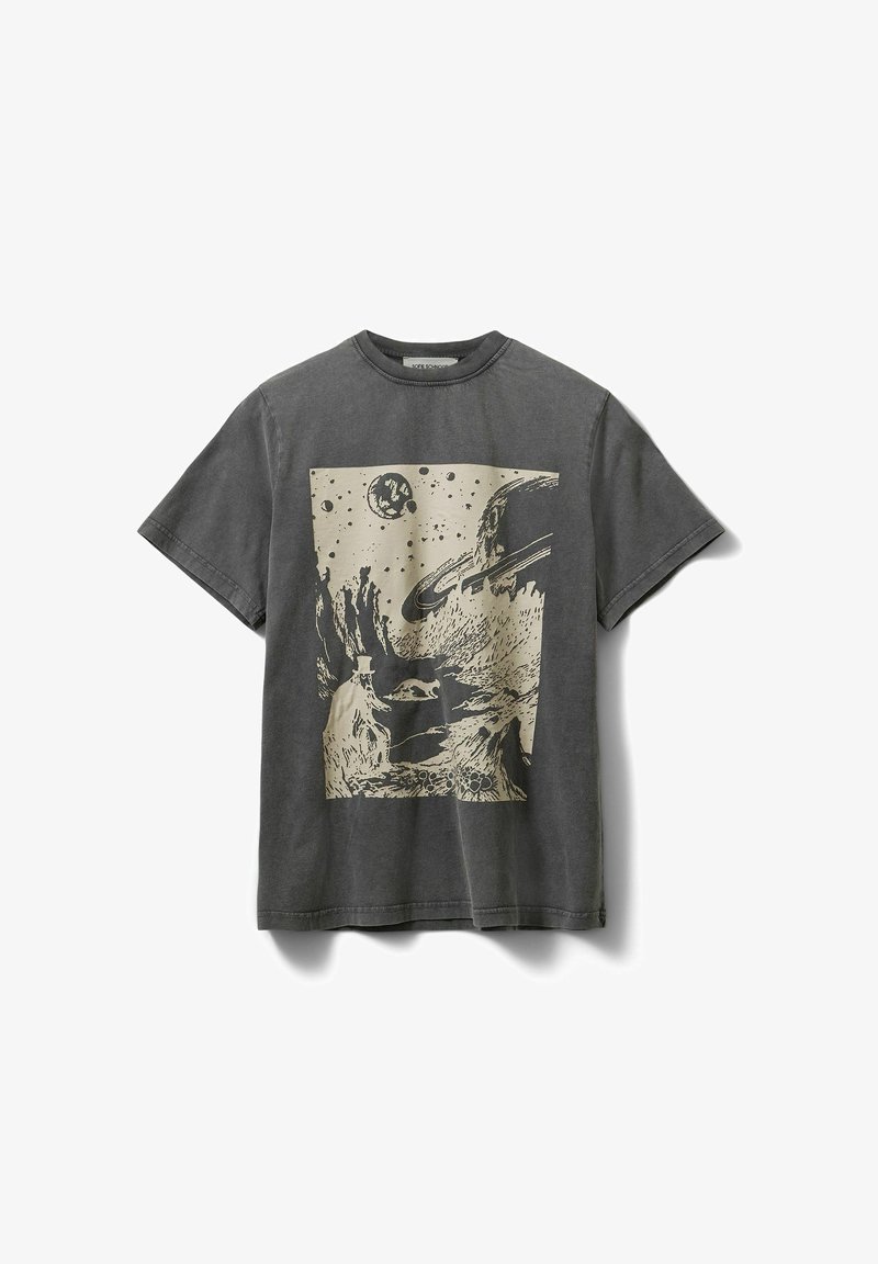 Hall hallist puuvillast T-särk, millel on suur beež ruumiteemaline graafika, kus kujutatud planeete ja mägesid, ümmargune kaelus ja lühikesed varrukad.