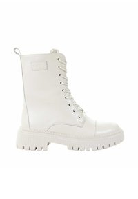 Białe zapięcie na sznurowadła buty wojskowe z gładką skórzaną powierzchnią, masywną platformą i wzmocnionym czubkiem. Zawierają przeszywane detale oraz pętlę do zakupu.