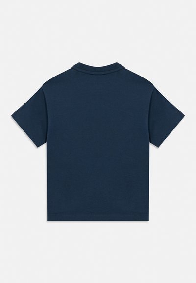 Tricou bleumarin cu mâneci scurte și decolteu rotund, văzut din spate, cu un design simplu, fără imprimeu, pe un fundal alb.