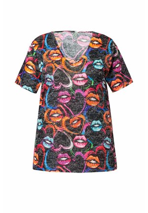 Kortærmet sort T-shirt med et livligt, multicolor læber- og hjerteprint. Designet med V-udskæring og blødt, letvægtsmateriale.