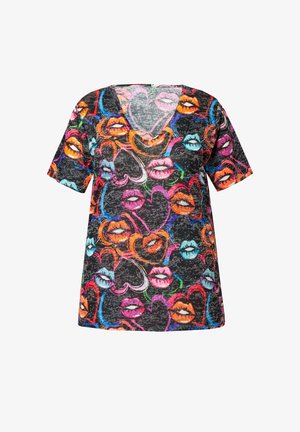 Zwart T-shirt met korte mouwen en een levendige, multikleurige lippen- en hartafdruk. Ontworpen met een V-hals en gemaakt van zacht, lichtgewicht materiaal.