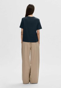 Selected Femme SLFESSENTIAL BOXY TEE - Basic T-shirt - dark sapphire