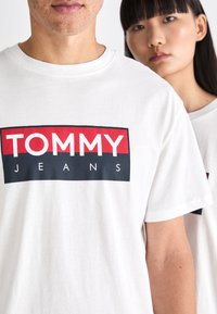 Tommy Jeans ENTRY TEE UNISEX - Camiseta estampada - white