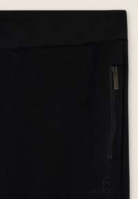 Pantalones deportivos negros hechos de tela suave, con un bolsillo con cremallera y logo bordado. Textura suave y cintura elástica.