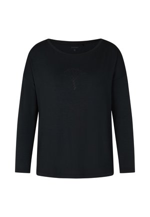 Camiseta negra de manga larga con un escote amplio, que presenta un diseño sutil de hojas hecho con pequeñas tachuelas en la parte frontal. Textura de tela suave.