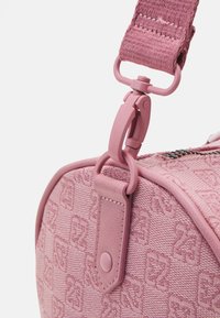 Jordan JAM MONOGRAM DUFFLE BAG UNISEX - Športová taška - pink glaze
