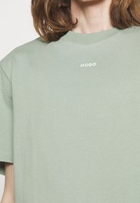 HUGO Jednoduché tričko - light green