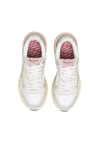 Baskets blanches avec des overlays en mesh et en cuir, dotées d'un col rembourré, d'accent pastel contrastants, et d'un logo sur la languette et la semelle intérieure.