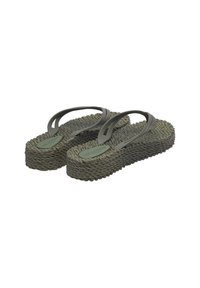 Groene geweven platform sandalen met platte rubberen banden, met een gestructureerde zool en een verhoogd logoaccent. Lichtgewicht en casual ontwerp.