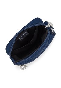 Portefeuille matelassé bleu marine avec fermeture éclair en argent et breloque, avec un intérieur noir et l'étiquette "Kipling Live Light" sur un côté.