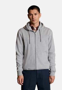 Grauer Reißverschluss-Hoodie aus weichem Stoff, mit verstellbarem Kapuzenzug, gerippten Bündchen und Saum, glatter Textur und ohne sichtbare Muster.