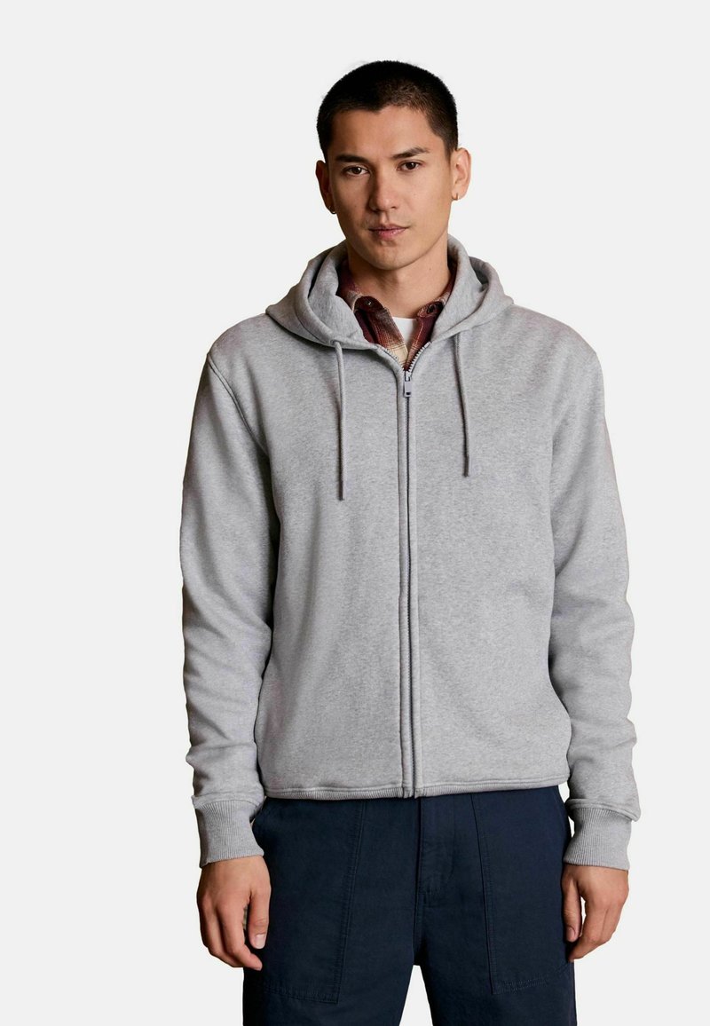 Grauer Reißverschluss-Hoodie aus weichem Stoff, mit verstellbarem Kapuzenzug, gerippten Bündchen und Saum, glatter Textur und ohne sichtbare Muster.