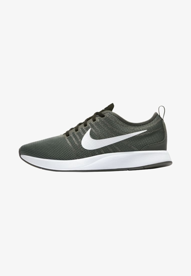 Zelené pletené sportovní boty s bílým logem Nike Swoosh, kulatou špičkou, polstrovaným límcem a silnou bílou mezipodešví se šedou podrážkou.