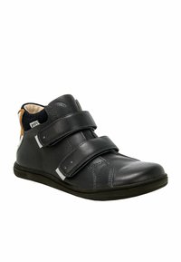 Scarpa alta in pelle nera con due strap in Velcro, suola in gomma, punta arrotondata, dettagli di cucitura e accenti in contrasto color tan.