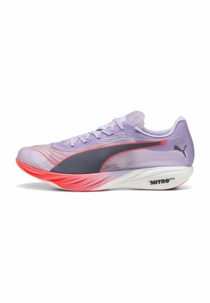 Chaussure de course violet clair avec logo Puma noir, semelle avant rouge corail vif, semelle intermédiaire blanche marquée Nitro Elite, et fermeture à lacets.