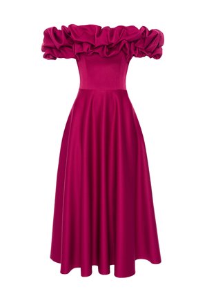 Sukienka magenta bez ramiączek z falbany przy dekolcie, dopasowanym gorsetem i zwiewnym spódnicą w kształcie litery A, wykonaną z gładkiego materiału.