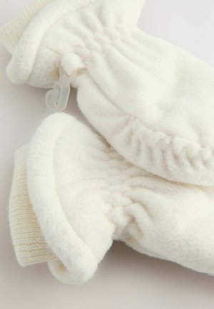 Weiche weiße Fleece-Handschuhe mit gerippten Bündchen, verbunden durch einen Plastikclip, auf einer flachen, hellen Oberfläche ausgelegt.