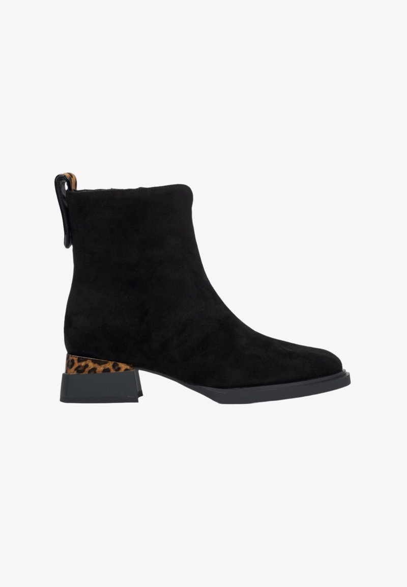 Czarny zamszowy botek za kostkę z kwadratowym noskiem i niskim obcasem; posiada czarny akcent w panterkę na obcasie oraz uchwyt do zakładania.