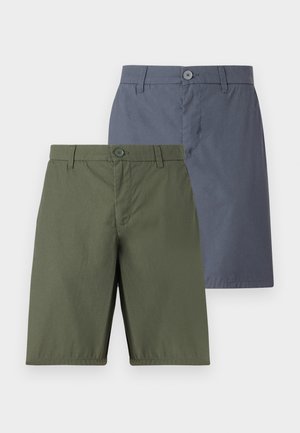 Dos pares de pantalones cortos: uno verde oliva y otro azul marino. Ambos cuentan con un cierre de botón, corte recto y un tejido suave con un ligero brillo.