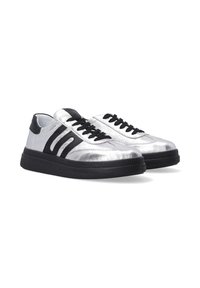 Silberne metallische Sneakers mit schwarzen Akzenten, runder Zehe, Schnürdesign und strukturiertem schwarzen Gummisohle, geeignet für die Freizeit.