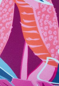 Krāsains audums ar abstraktiem rakstiem rozā, oranžā, purpura un zilā krāsā; tekstūras sastāv no gludām un rakstainām daļām.