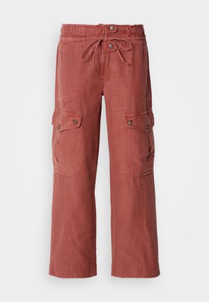 Pantalones cargo en color rosa desvanecido, con cintura ajustable, dos bolsillos frontales y dos bolsillos de carga con cierres de botón.