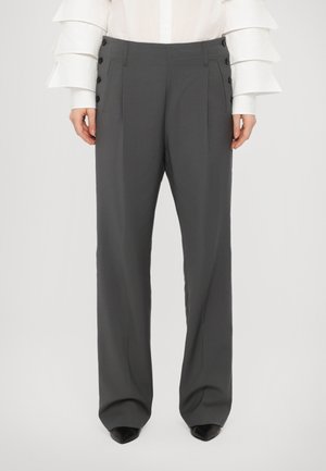 Pantaloni grigi su misura con vita alta, tasche laterali e quattro bottoni decorativi neri in vita. Tessuto liscio, design a gamba larga.