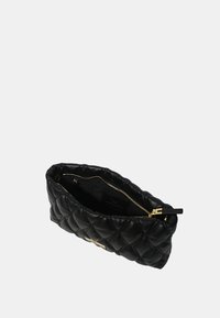 Borsa in pelle trapuntata nera con chiusura a zip, dotata di hardware dorato e una tasca interna. Texture morbida e forma ovale allungata.